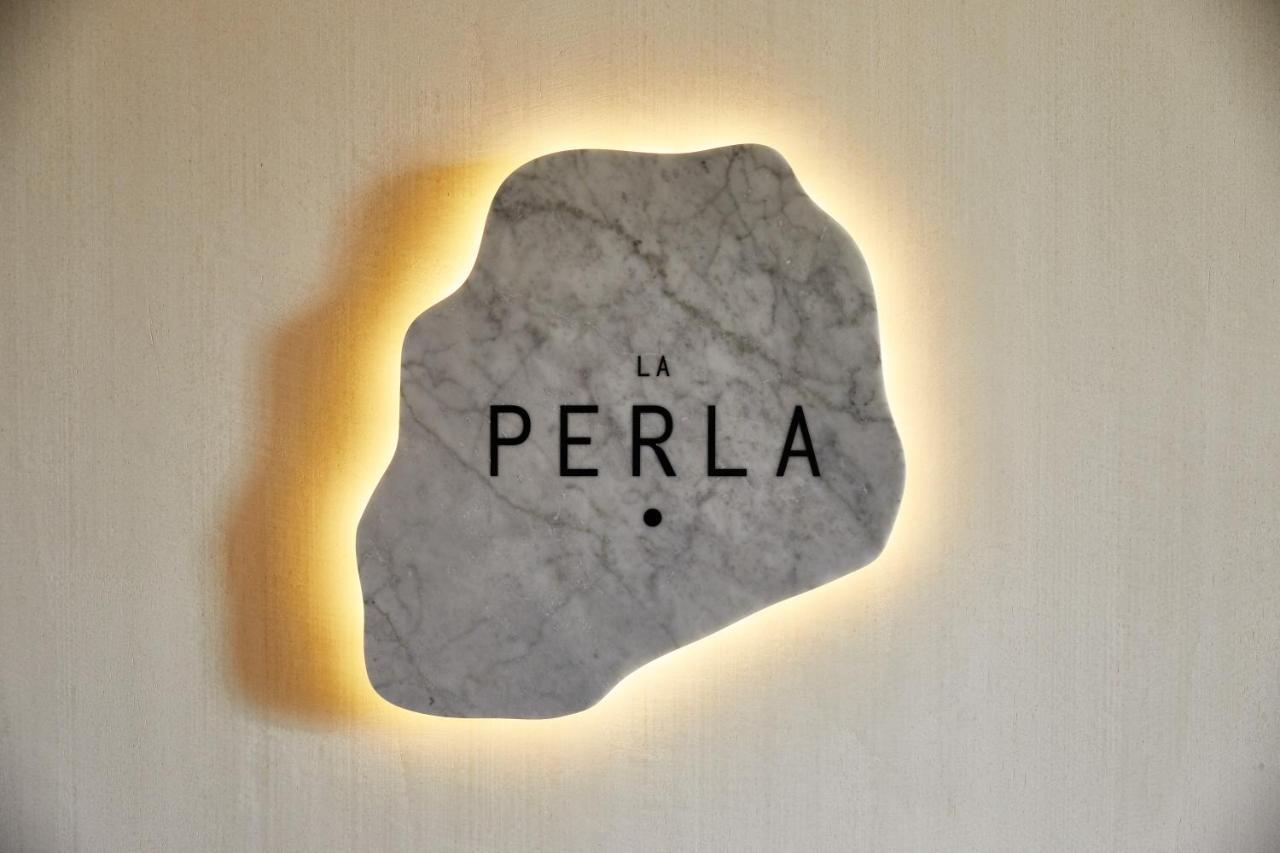 The Plaza Hotel Pioneer Park Эль-Пасо Экстерьер фото La Perla logo